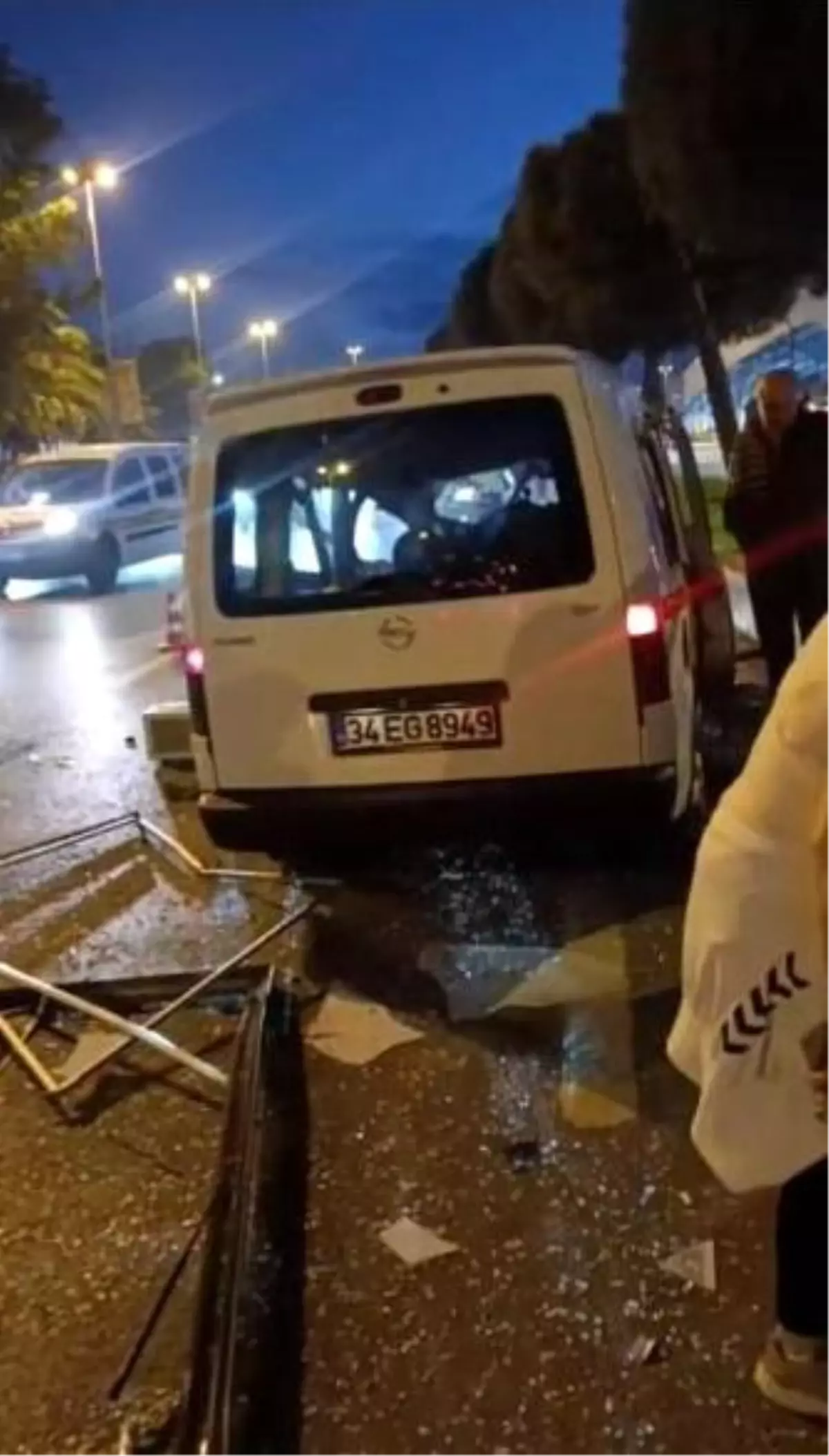 Kartal\'da Hafif Ticari Araç Kaza Yaptı