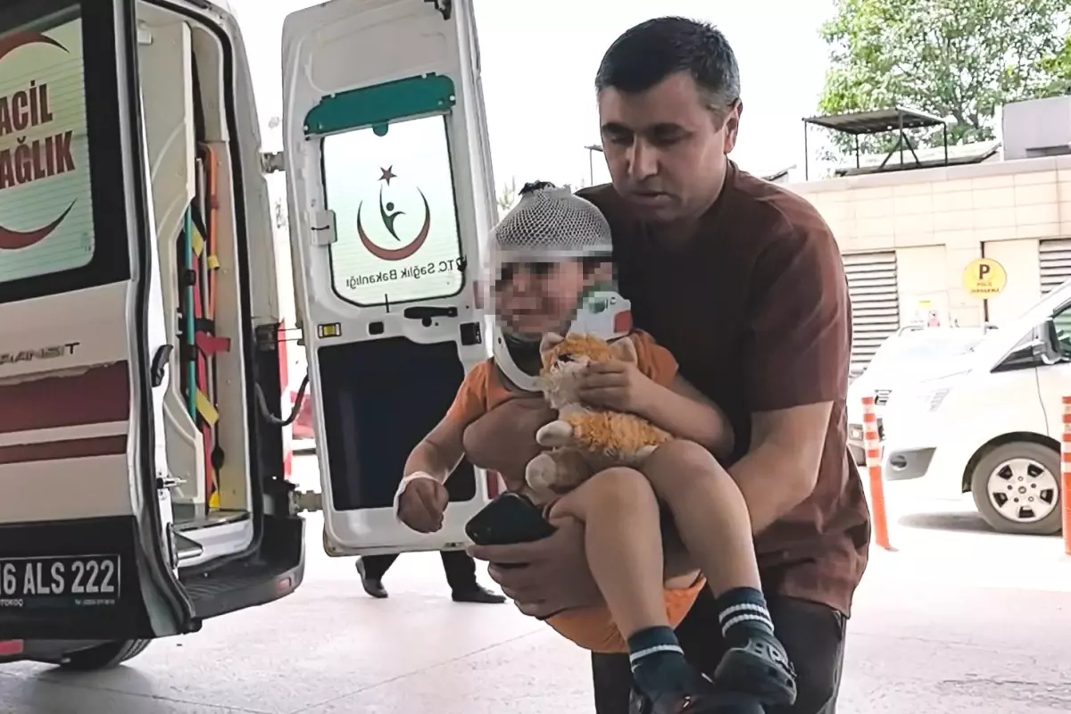 Kazada annesiyle yaralanan 2 yaşındaki çocuk oyuncağını bir an olsun bırakmadı