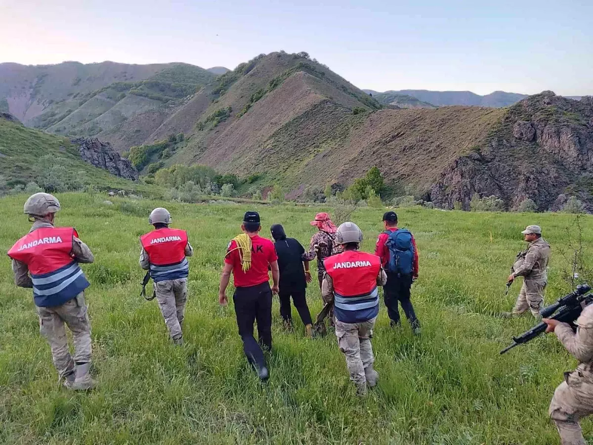 Tunceli\'de Çift Yüksekten Düşerek Yaralandı