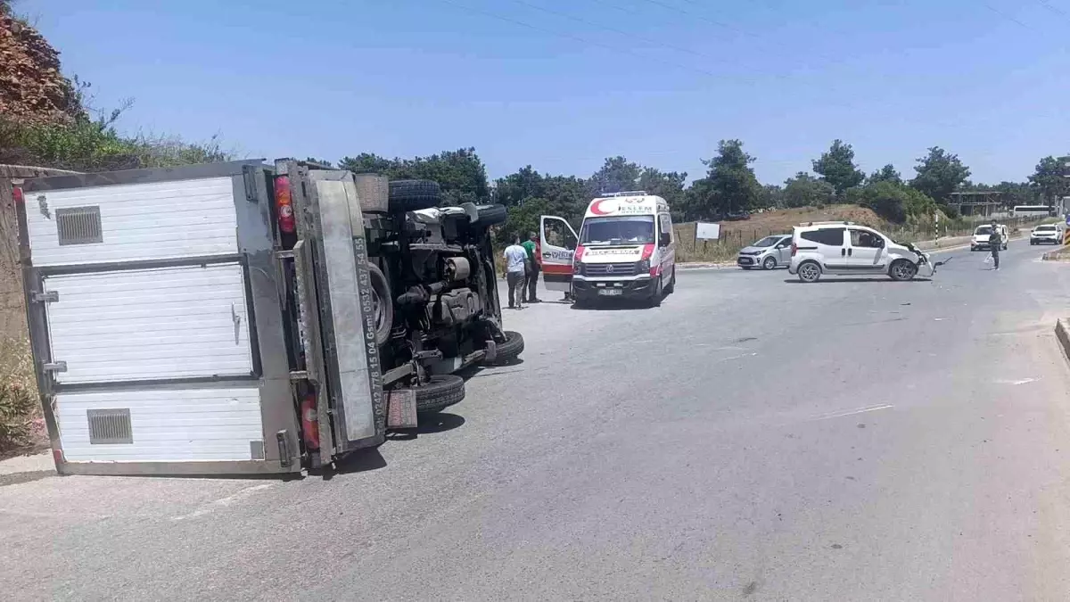 Manavgat\'ta Trafik Kazası: Kamyonet Devrildi