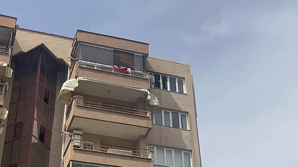 Bursa\'da Yangın: Kediyi İtfaiye Kurtardı