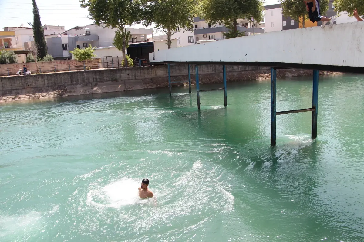 Adana\'da Sıcaklar Gençleri Tehlikeli Sulama Kanallarına Sürüklüyor
