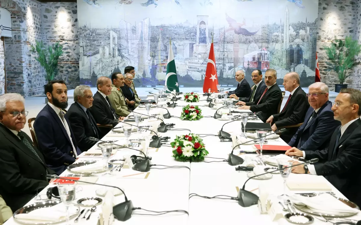 Cumhurbaşkanı Erdoğan, Pakistan Başbakanı Şahbaz Şerif\'i İstanbul\'da kabul etti