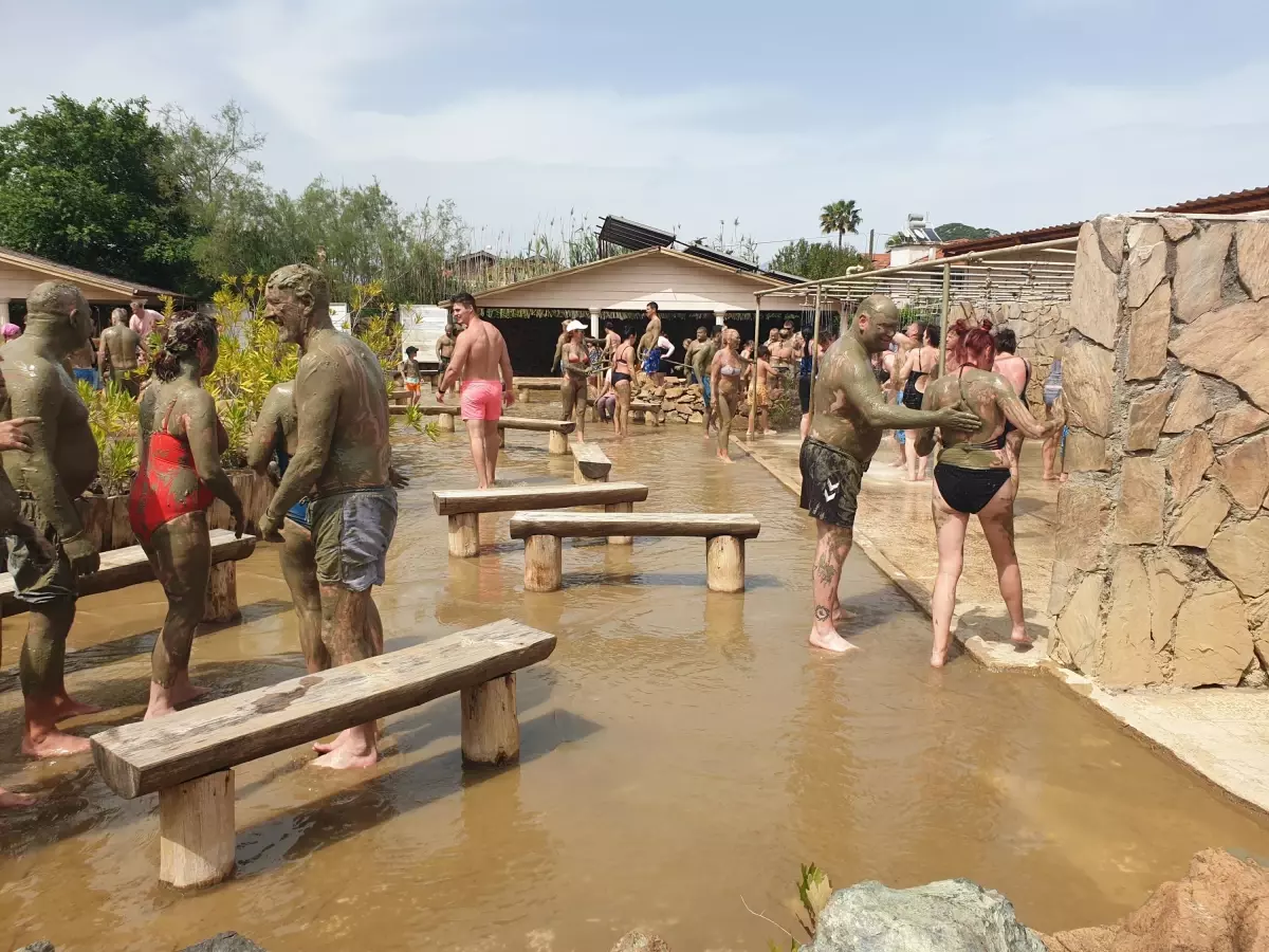 Dalyan\'da Çamur Banyosu Turistlerin Gözdesi