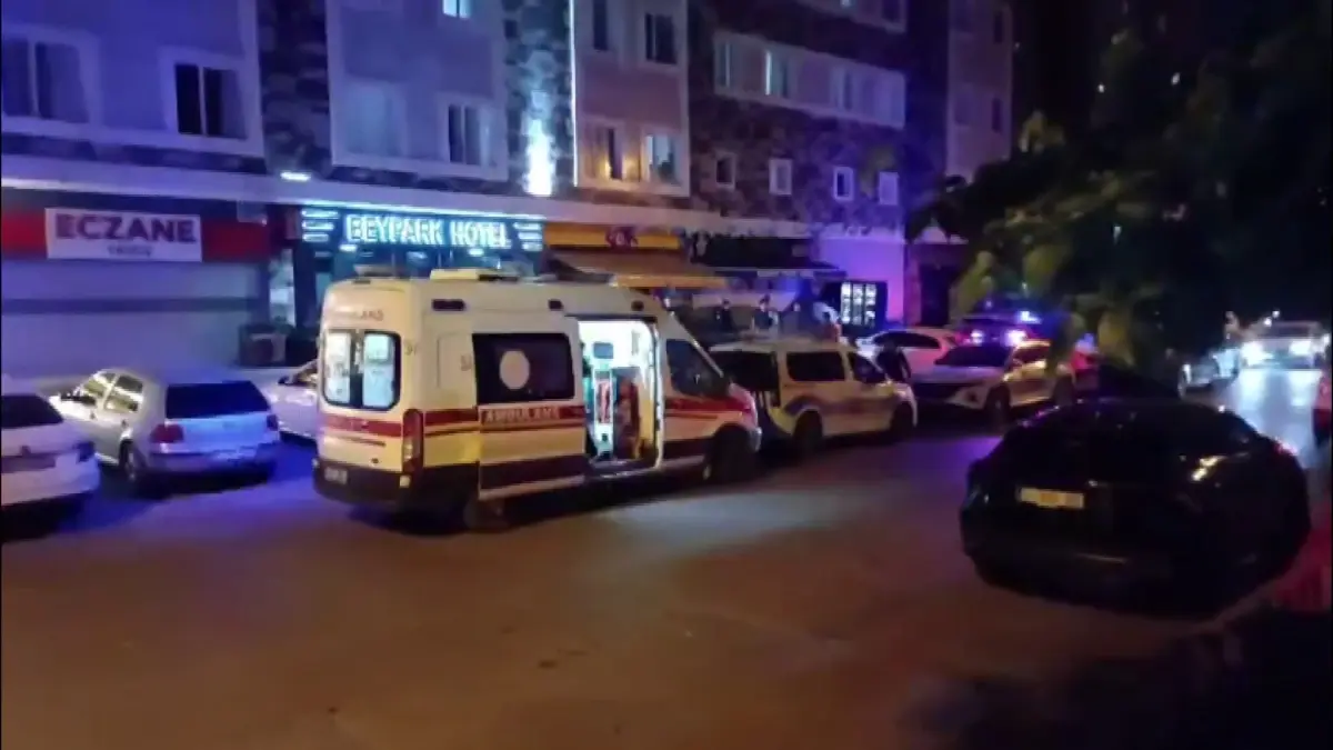 Otelin önünde tartıştığı oğlunu silahla vurdu