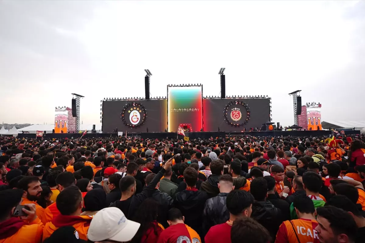 Galatasaray taraftarı Yenikapı\'ya akın etti! Kutlamalarda bulunan güncel taraftar sayısı açıklandı