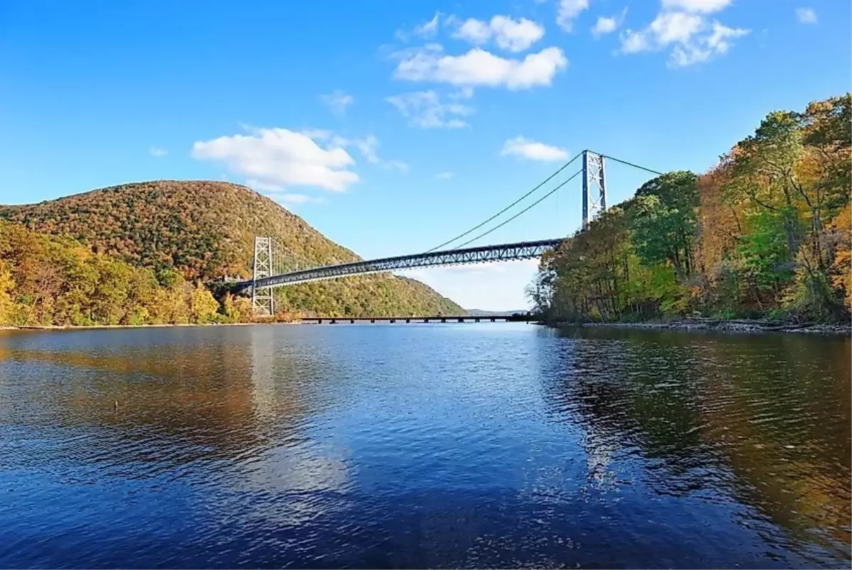 Hudson Nehri\'nde Kanalizasyon Botunda Patlama