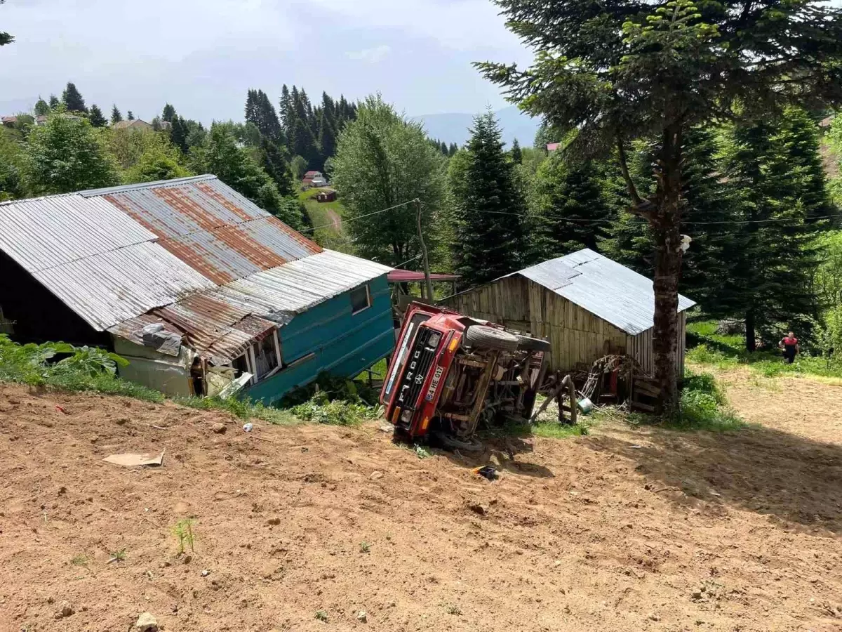 Sakarya\'da Kamyonet Devrildi: Bir Ölü, Bir Yaralı