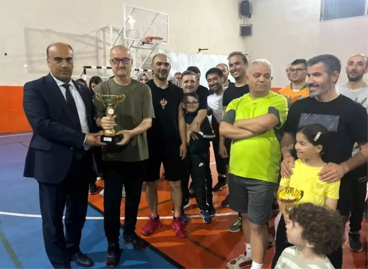 Öğretmenler arası voleybol turnuvası Tavşanlı\'da sona erdi