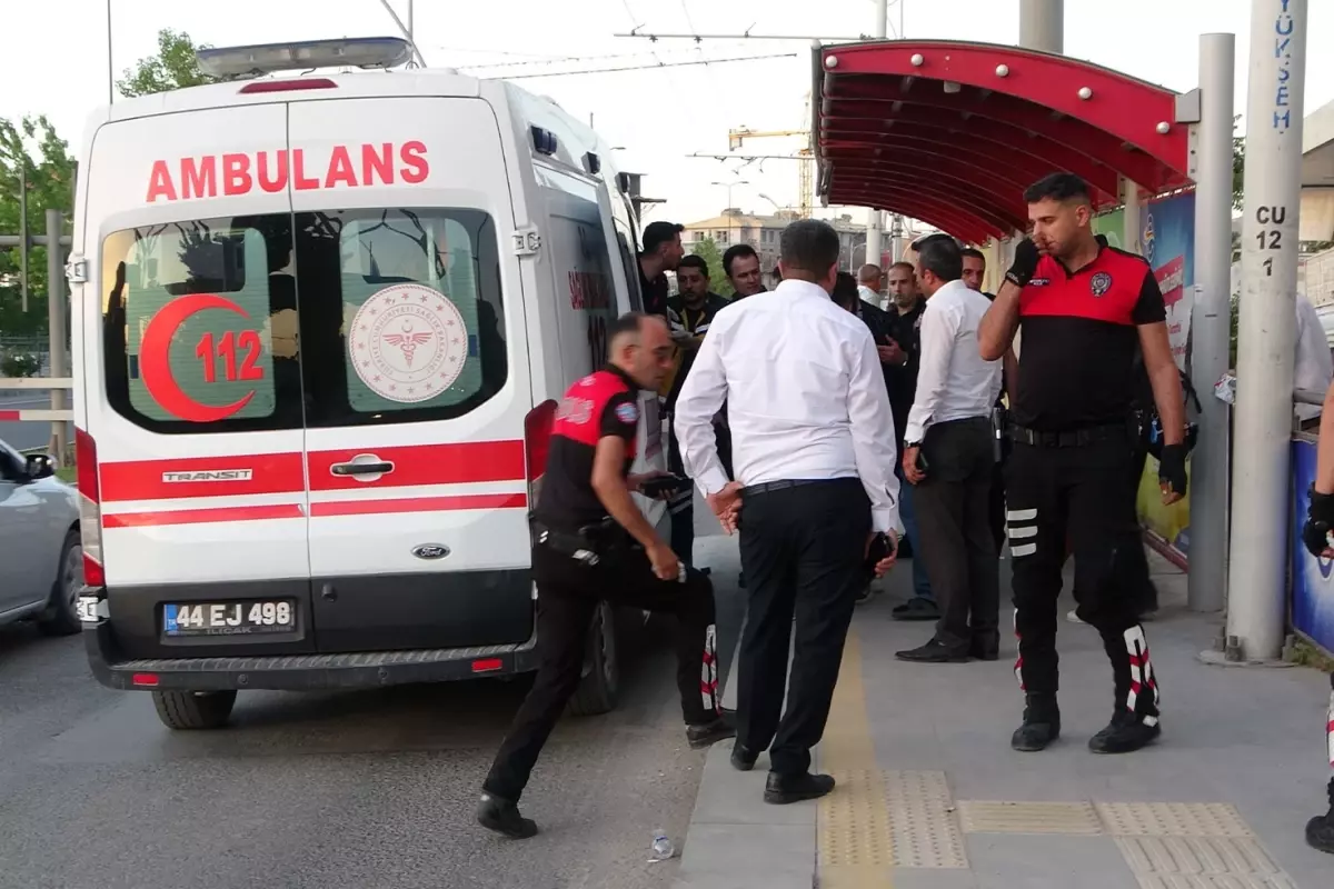 Otobüste tartışan 2 kadın indikleri durakta birbirlerini bıçakladı