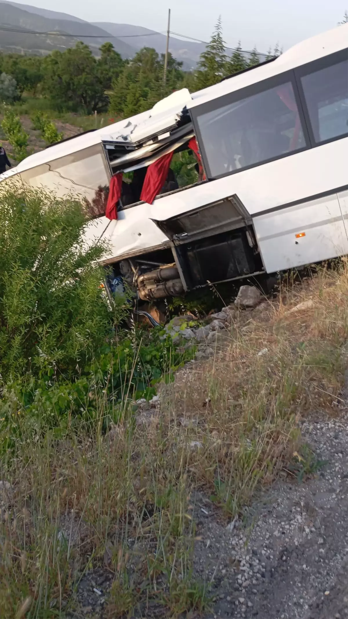 Isparta\'da Tur Otobüsü Şarampole Düştü