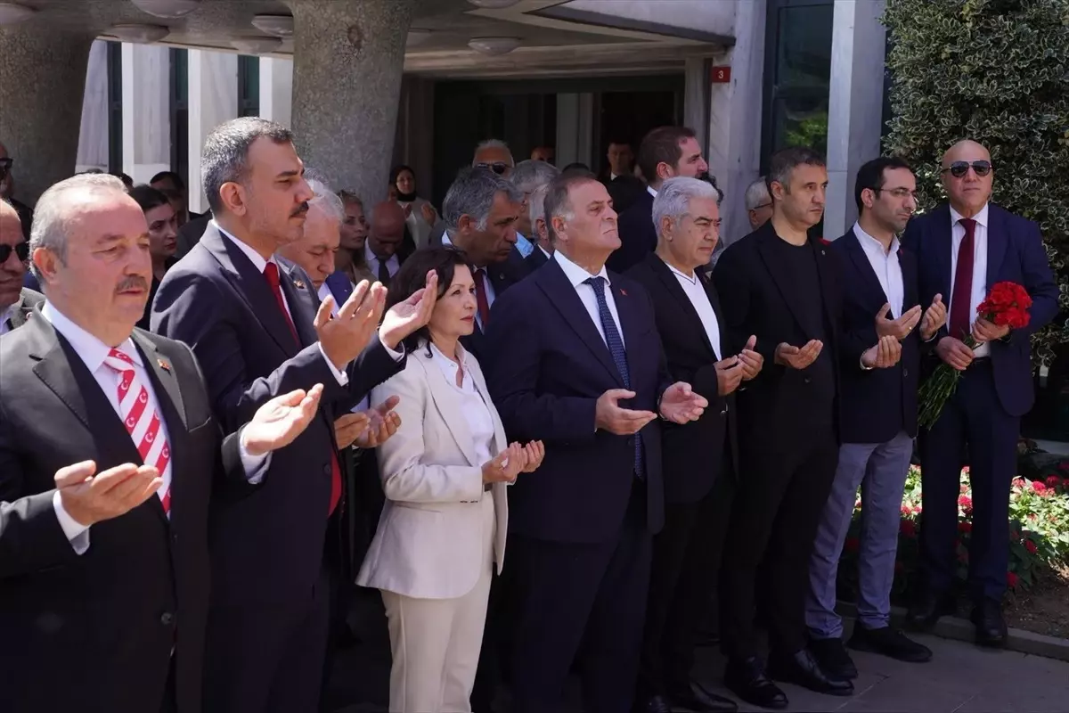 15 Temmuz şehitleri İBB önünde anıldı