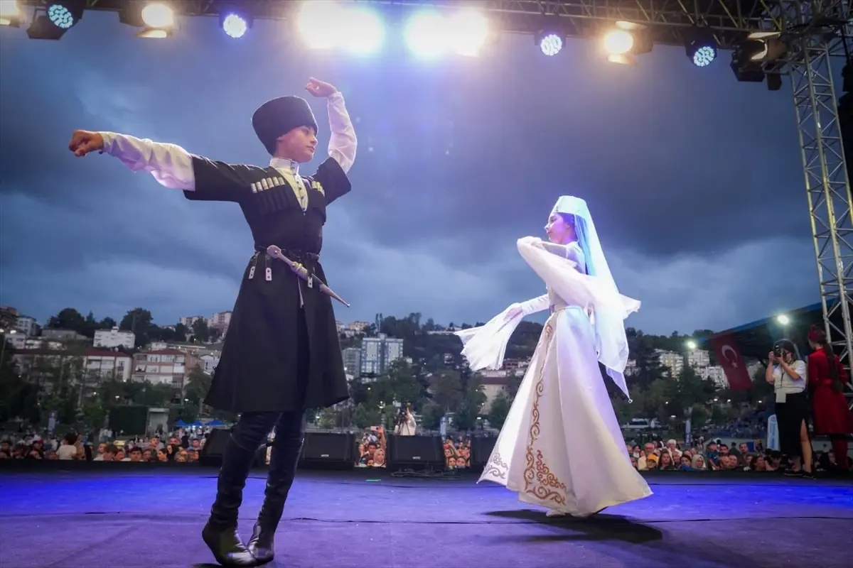 Trabzon Horon Festivali Sona Erdi