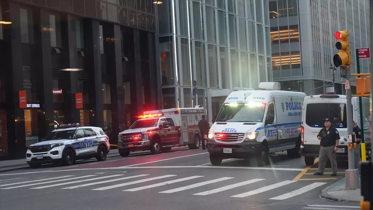 New York\'ta Silahlı Saldırı: 1\'i Polis 2 Yaralı