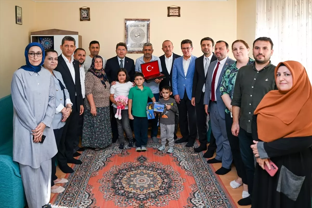 Adalet Bakanı Tunç, şehit polis Furkan Çelik\'in Antalya\'daki ailesini ziyaret etti