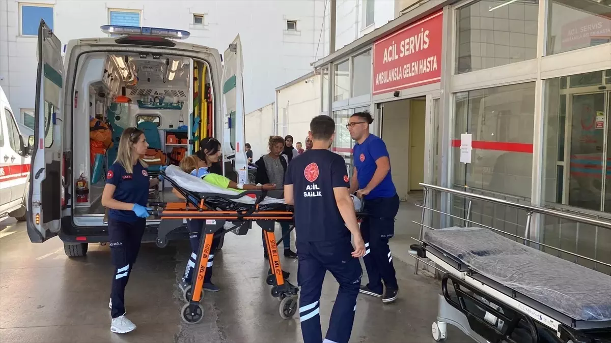 Kozan\'da Minibüs Kaza Yaptı: 2 Yaralı