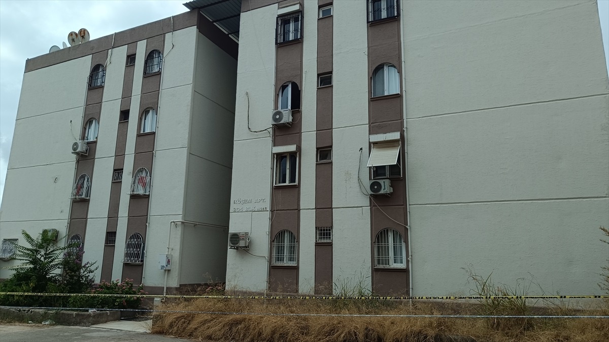 Adana\'da Merdiven Çöktü, 20 Kişi Tahliye Edildi