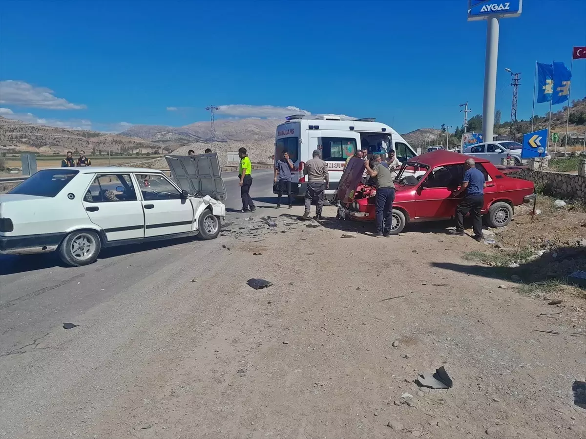 Gölbaşı\'nda Trafik Kazası: 2 Yaralı