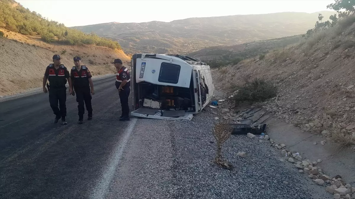 Adıyaman\'da Tarım İşçilerini Taşıyan Minibüs Devrildi