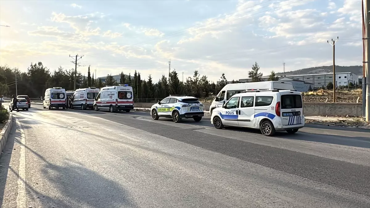 Adıyaman\'da Minibüs Kaza Yaptı: 8 Yaralı