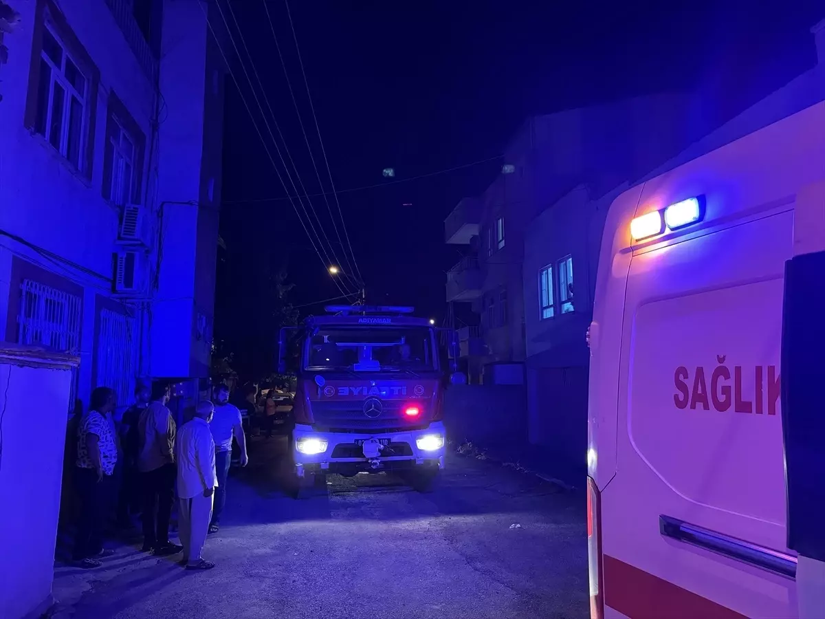 Adıyaman\'da Yangın: 2 Kişi Dumandan Etkilenerek Hastaneye Kaldırıldı