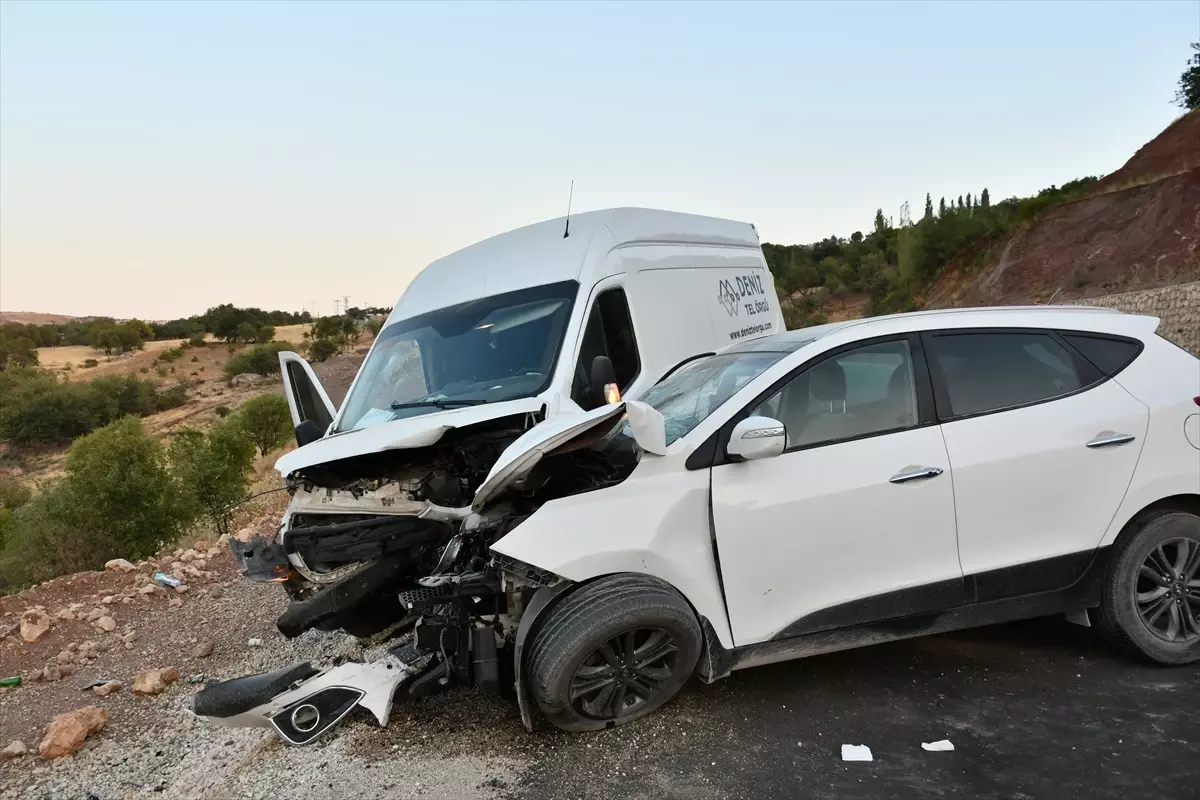 Besni\'de Minibüs ve Otomobil Çarpıştı