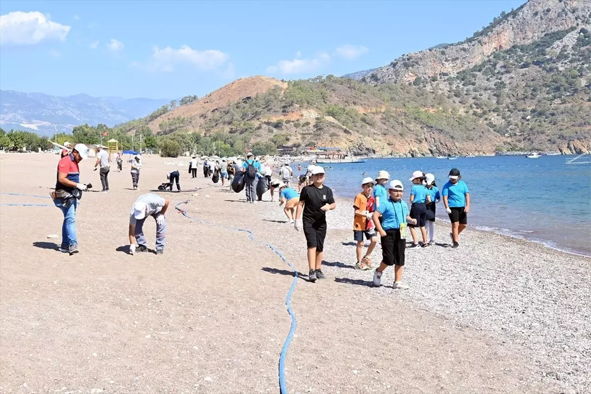 Adrasan Plajı\'nda Çevre Temizliği