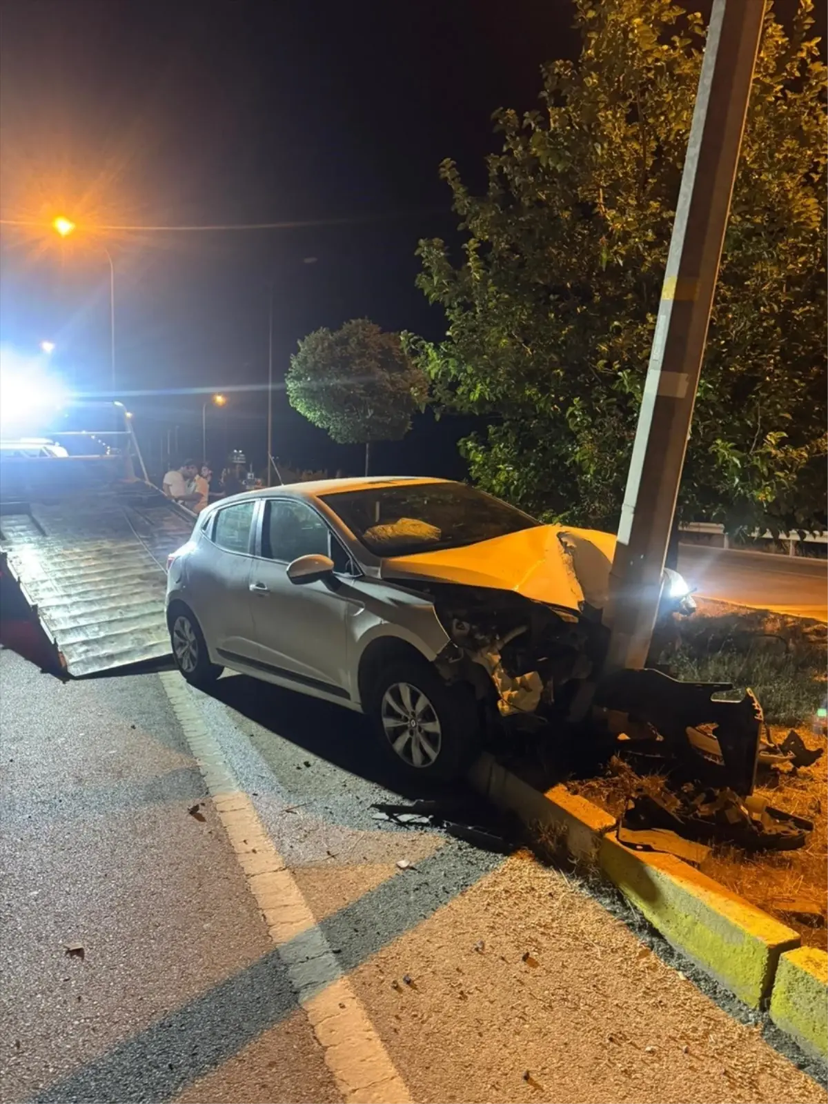 Aydınlatma Direğine Çarpan Araçta 4 Yaralı