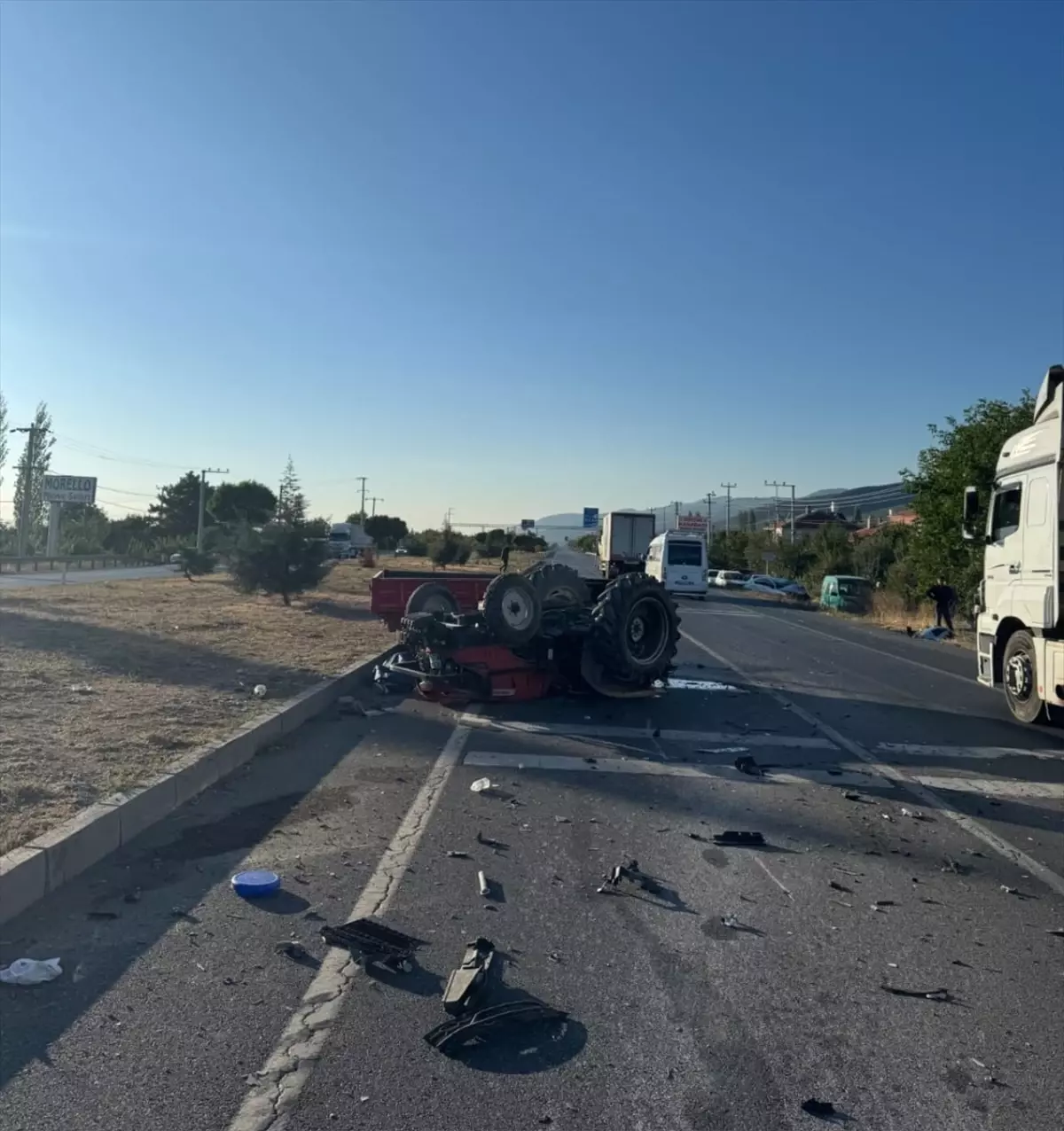 Traktörle Otomobil Çarpıştı: 1 Ölü, 1 Yaralı