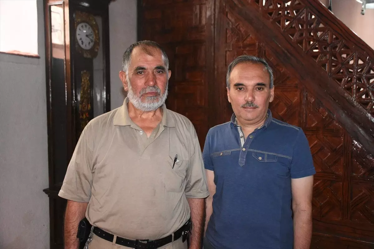 Ulu Cami\'deki 140 Yıllık Kurmalı Saat İlgi Çekiyor