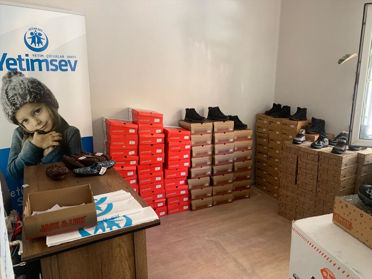 YetimSev\'den 300 Öğrenciye Kırtasiye Desteği