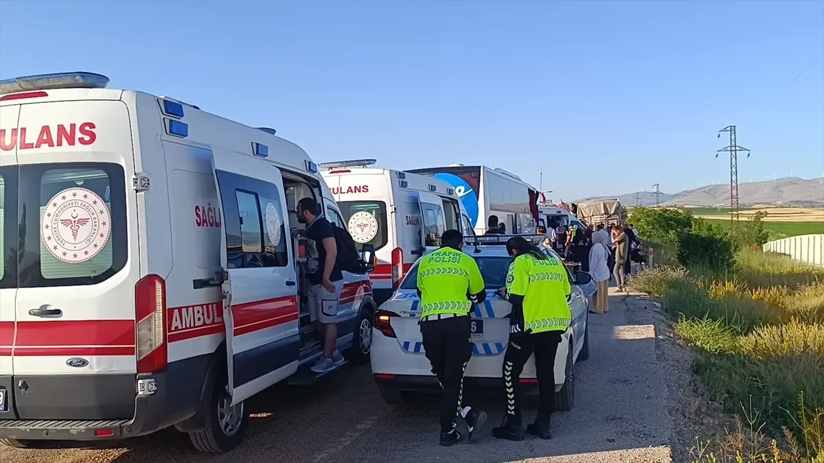 Yolcu Otobüsü Tıra Çarptı: 9 Yaralı