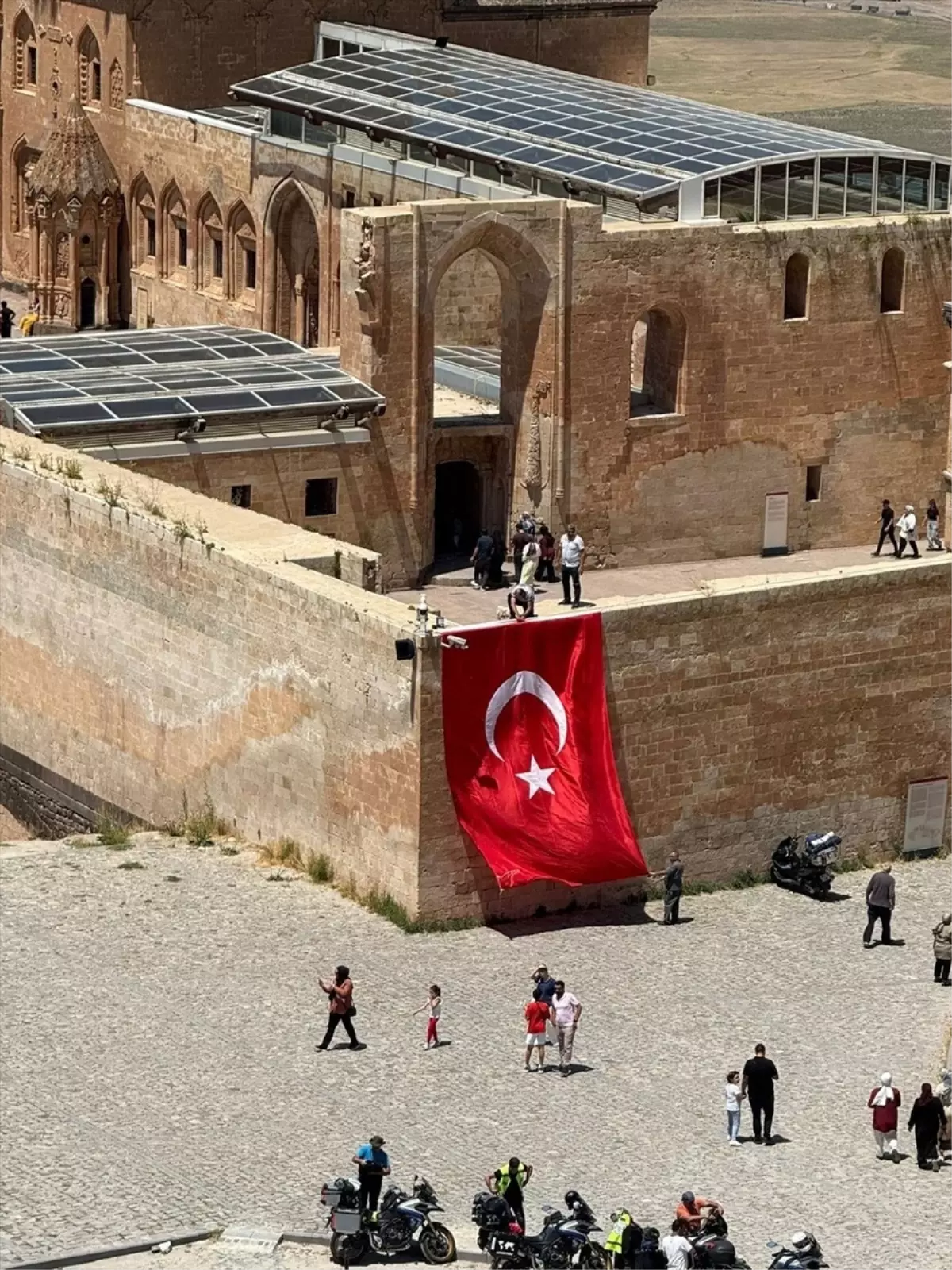 Ağrı\'da kamu binalarına ve caddelere "Terörsüz Türkiye"ye destek için Türk bayrakları asıldı