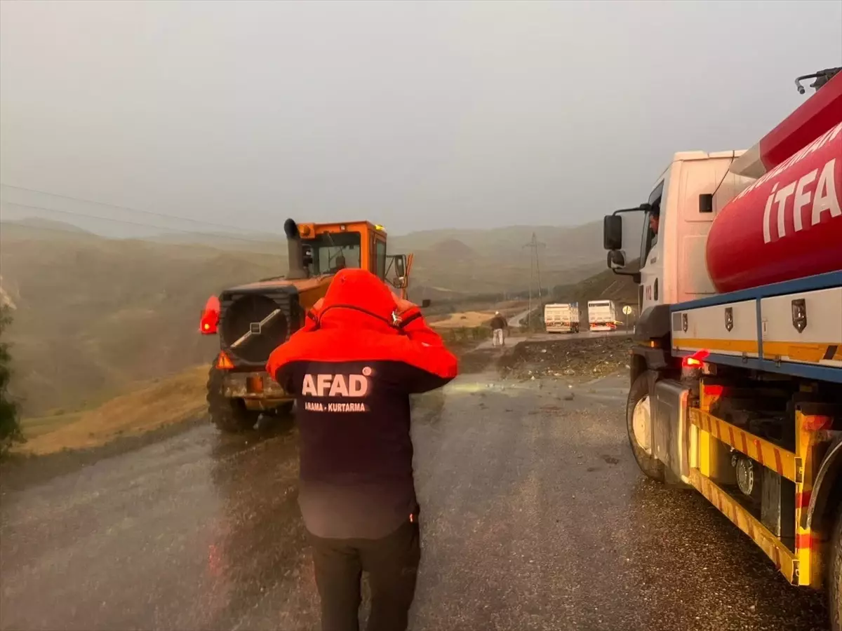 Ağrı-Kağızman Yolu Heyelanla Kapandı