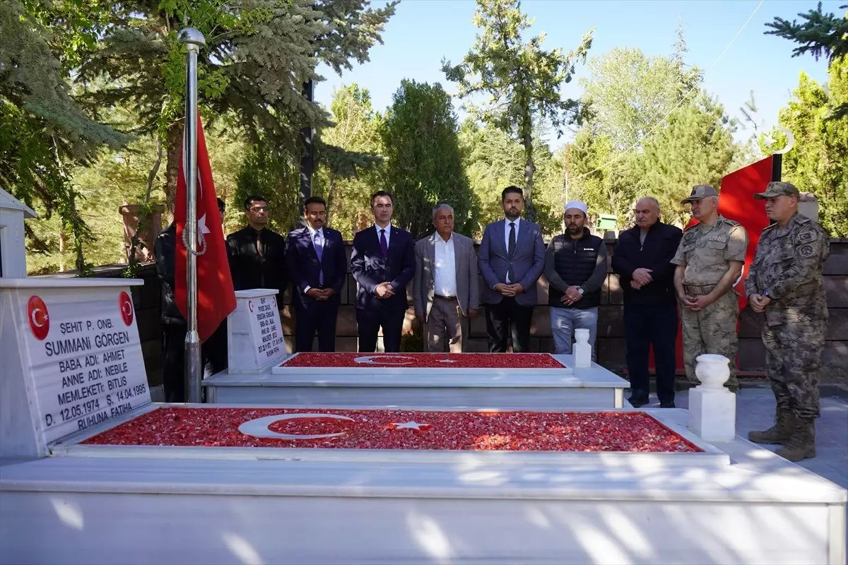 Ahlat Şehitliği\'nin çevre düzenlemesi tamamlandı
