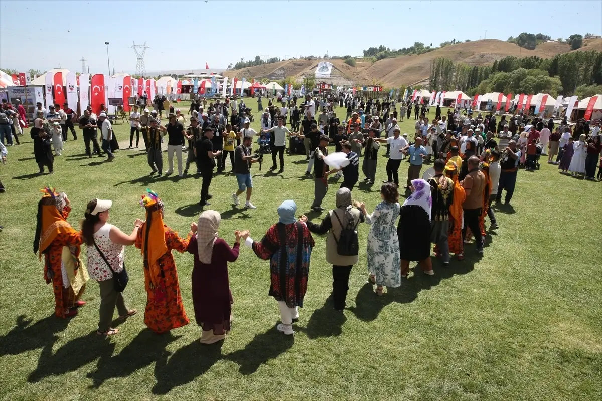 Ahlat\'ta Malazgirt Zaferi Coşkuyla Kutlanıyor