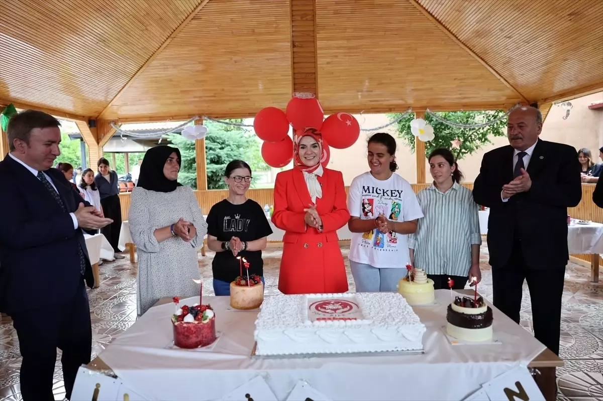 Aile ve Sosyal Hizmetler Bakanı Göktaş, Erzincan\'da şehit ailesini ziyaret etti