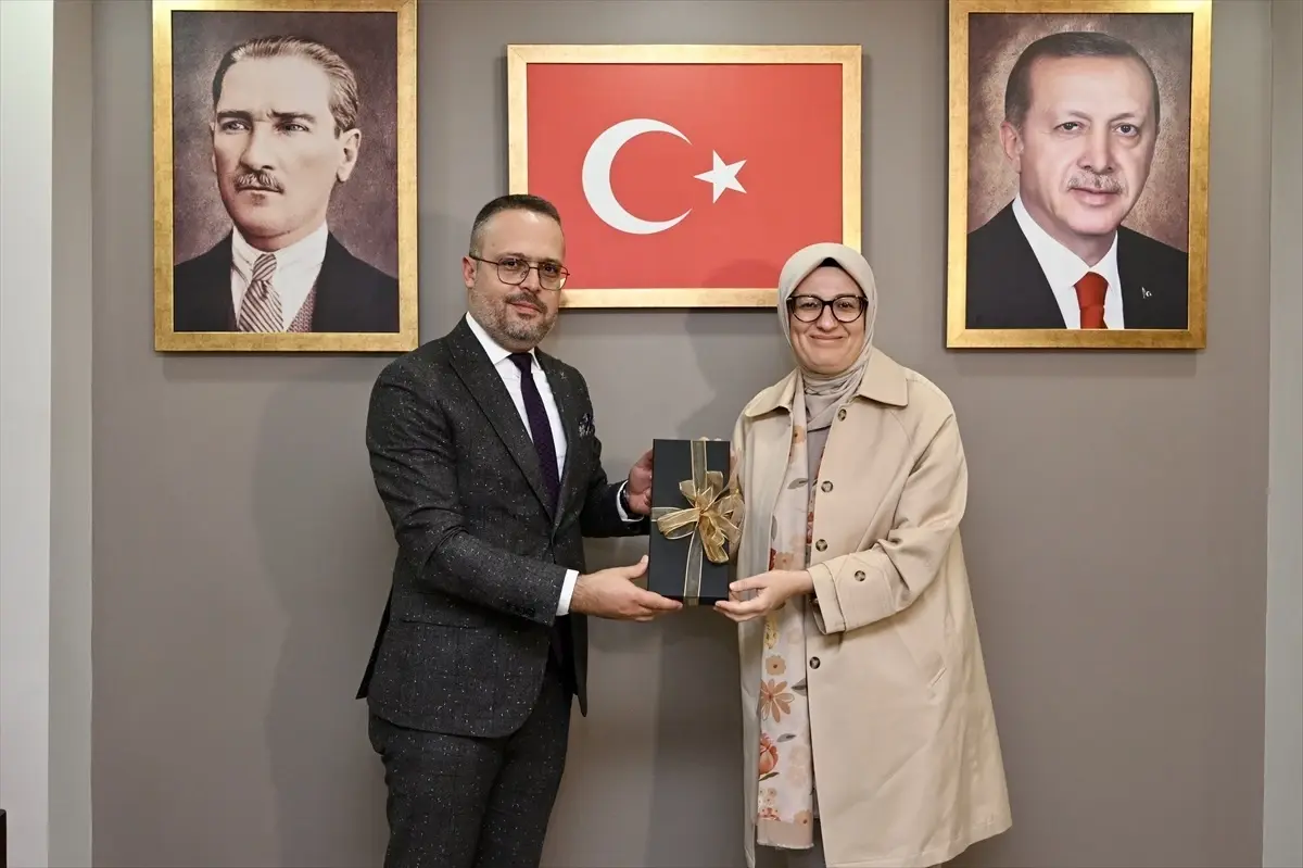 AK Parti Genel Başkan Yardımcısı Uygur, Çekmeköy\'de ziyaretlerde bulundu Açıklaması