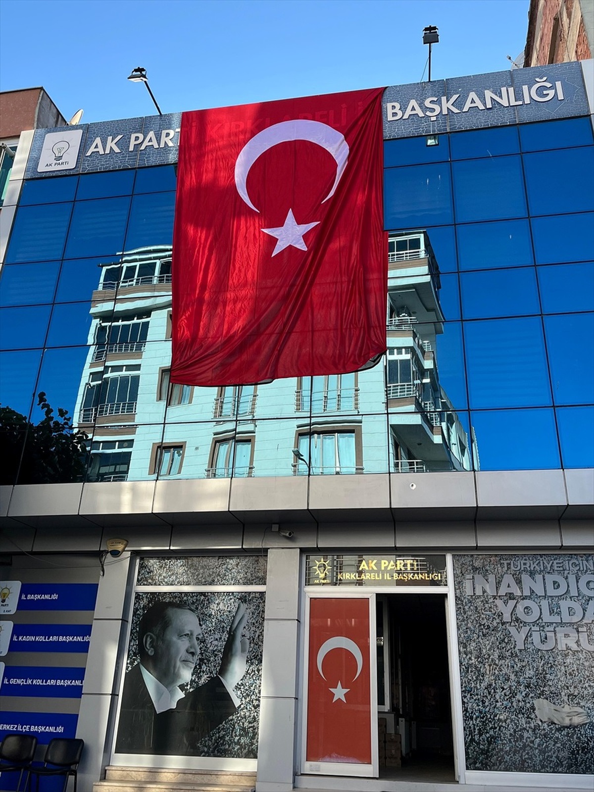 AK Parti Kırklareli İl Başkanlığına "Terörsüz Türkiye"ye destek için Türk bayrağı asıldı