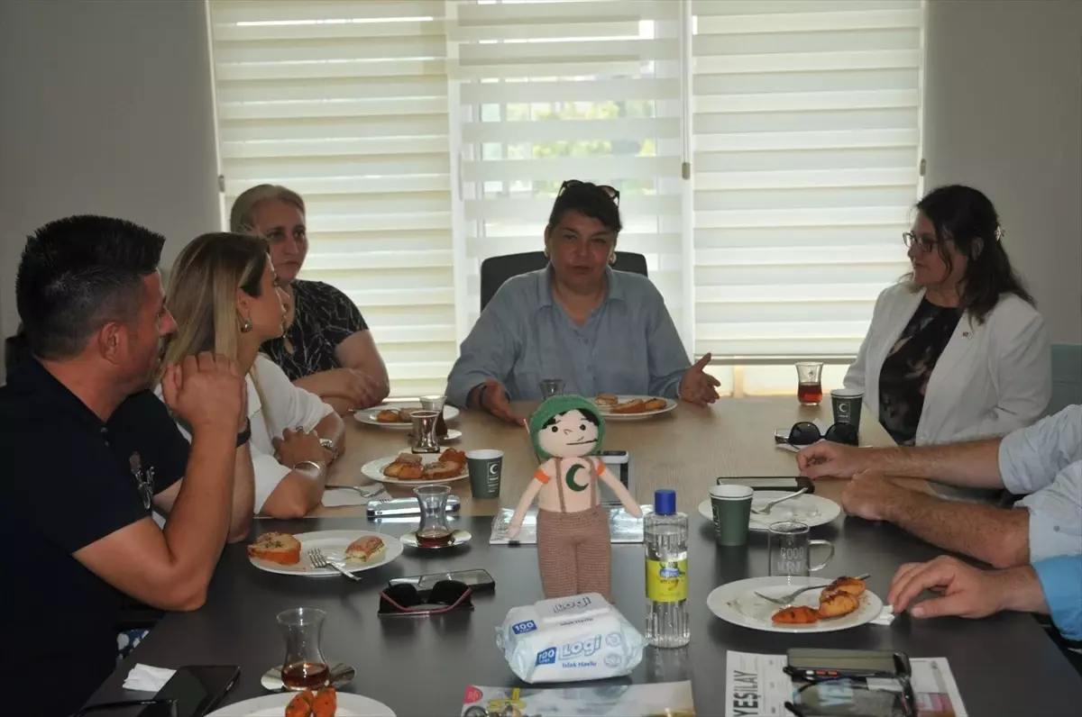 AK Parti Yeşilay\'ı Ziyaret Etti