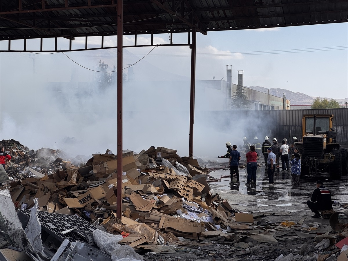 Aksaray\'da Geri Dönüşüm Fabrikasında Yangın