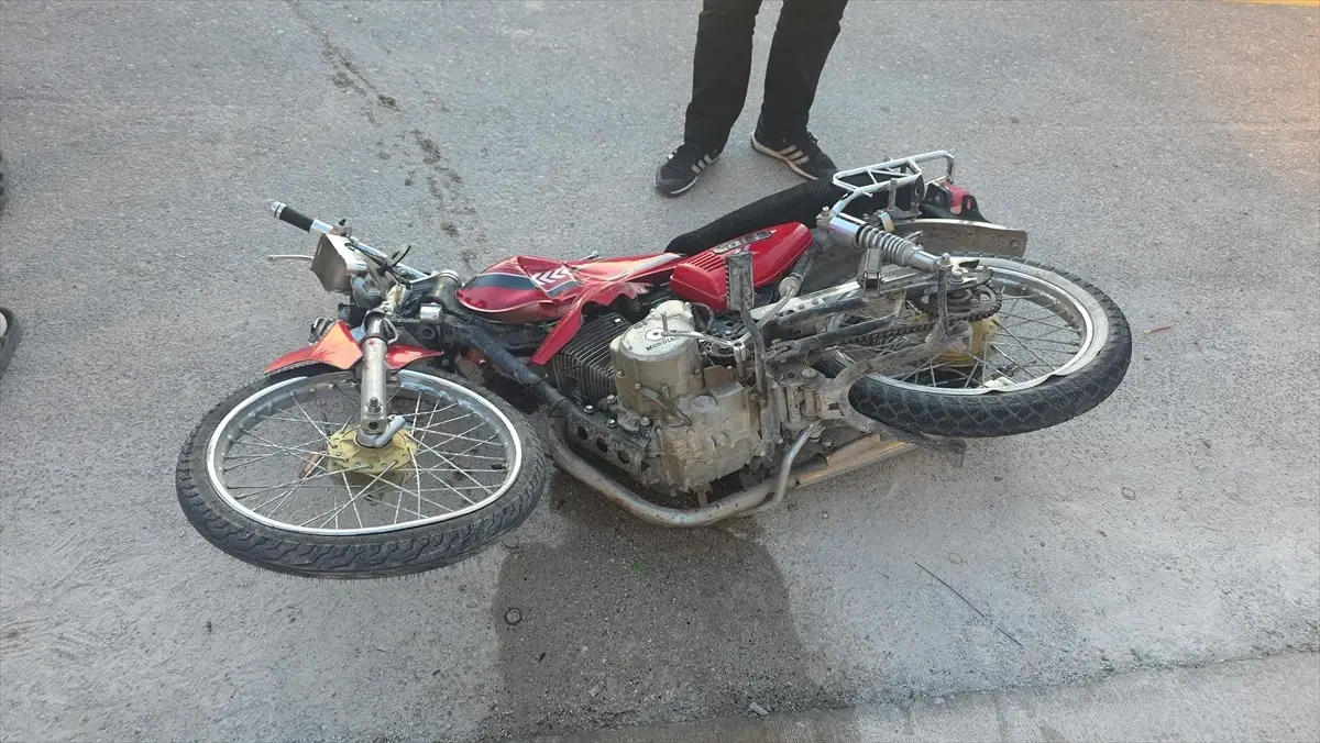 Aksaray\'ın Eskil İlçesinde Otomobil-Motosiklet Kazası: 1 Ağır Yaralı