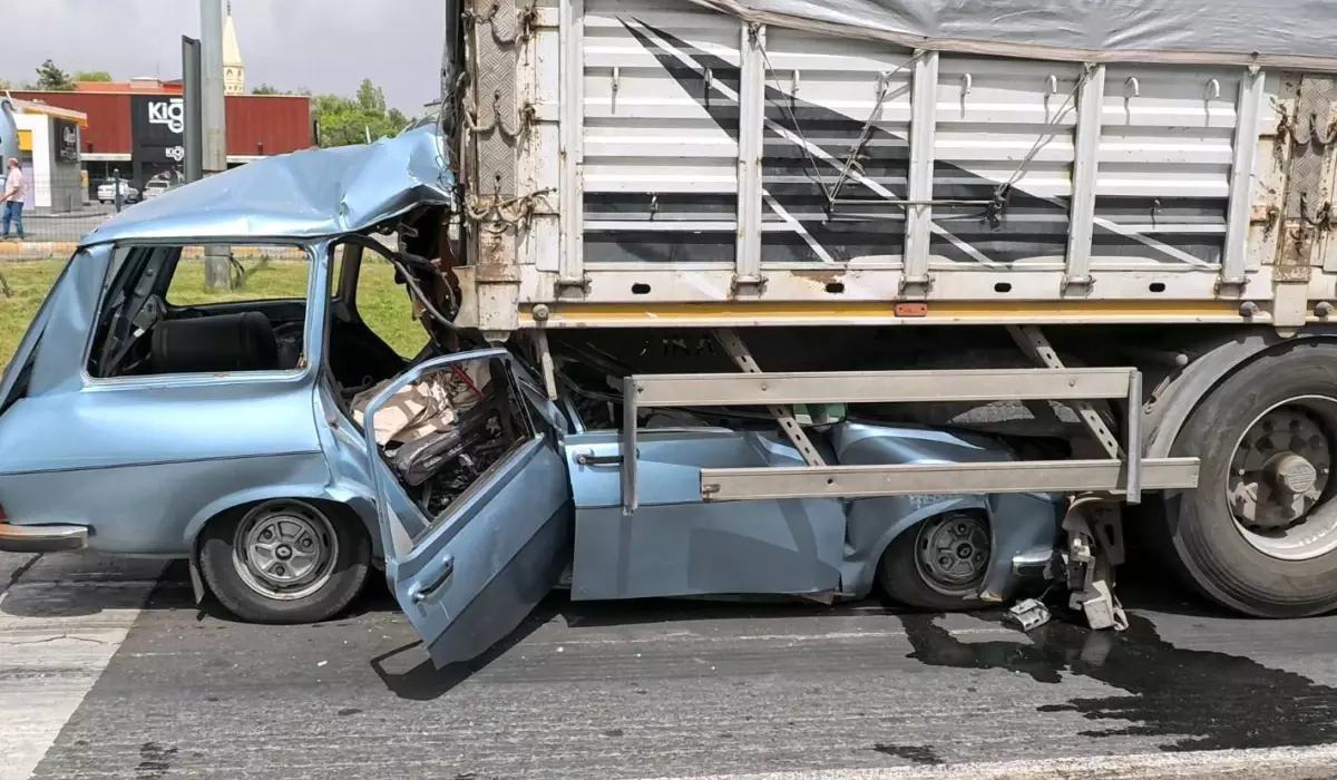 Aksaray\'da Trafik Kazası: Sürücü Ağır Yaralı