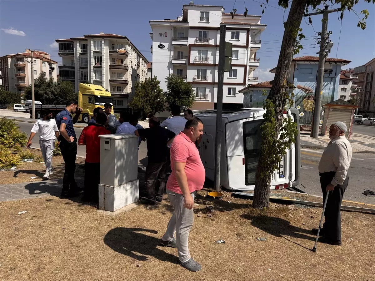 Aksaray\'da Servis Aracı Kazasında 8 Öğrenci Yaralandı