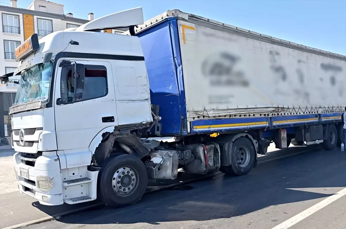 Aksaray\'da Tır ve Karavan Çarpıştı