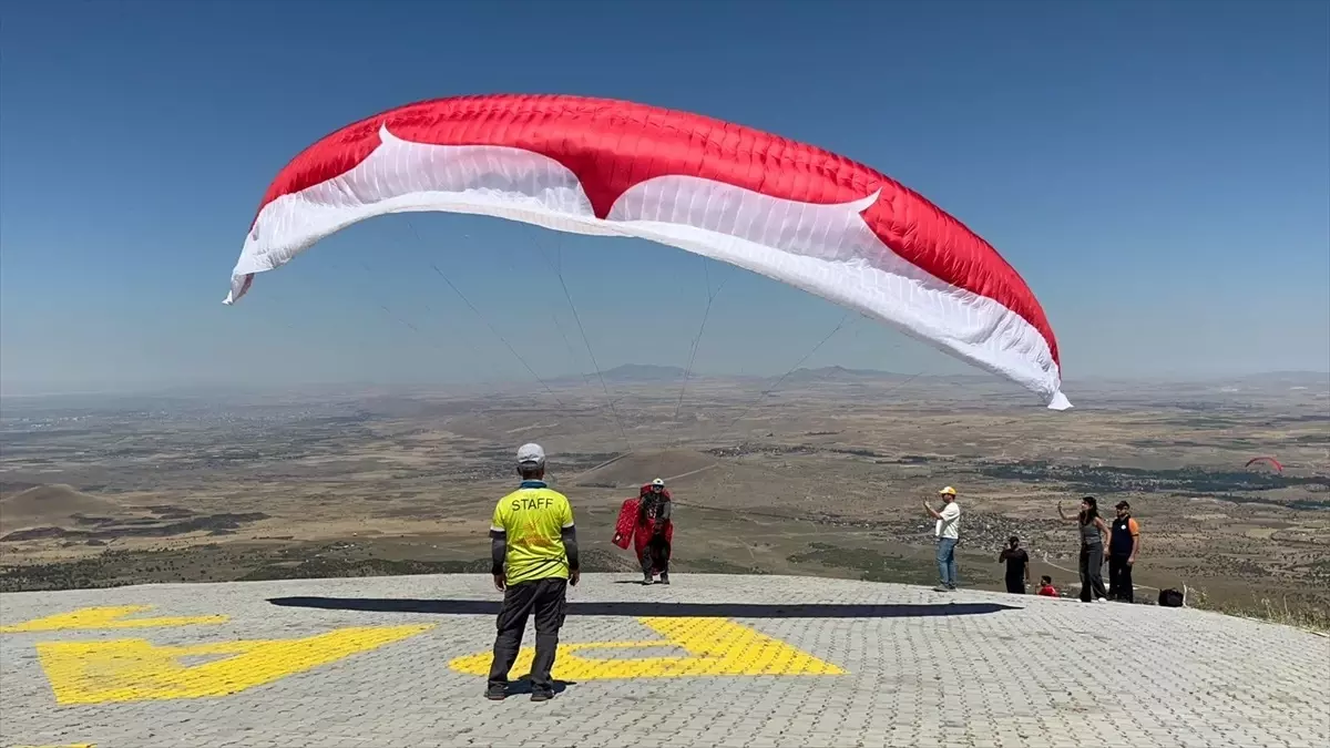 Aksaray’da Yamaç Paraşütü Dünya Kupası Devam Ediyor