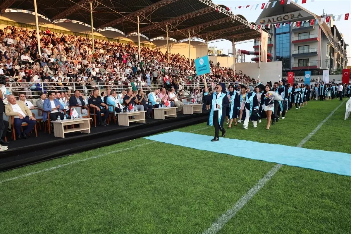 ALKÜ\'de Mezuniyet Coşkusu