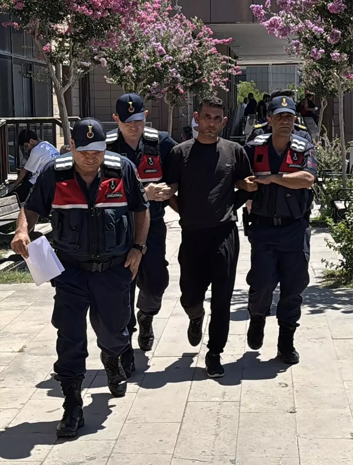 Eski Eşini Bıçakla Yaralayan Zanlı Tutuklandı