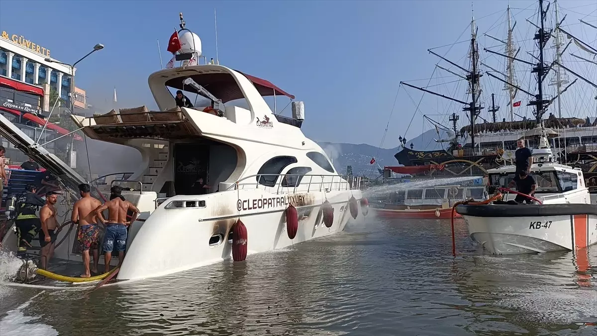 Alanya\'da Lüks Tekne Yangını