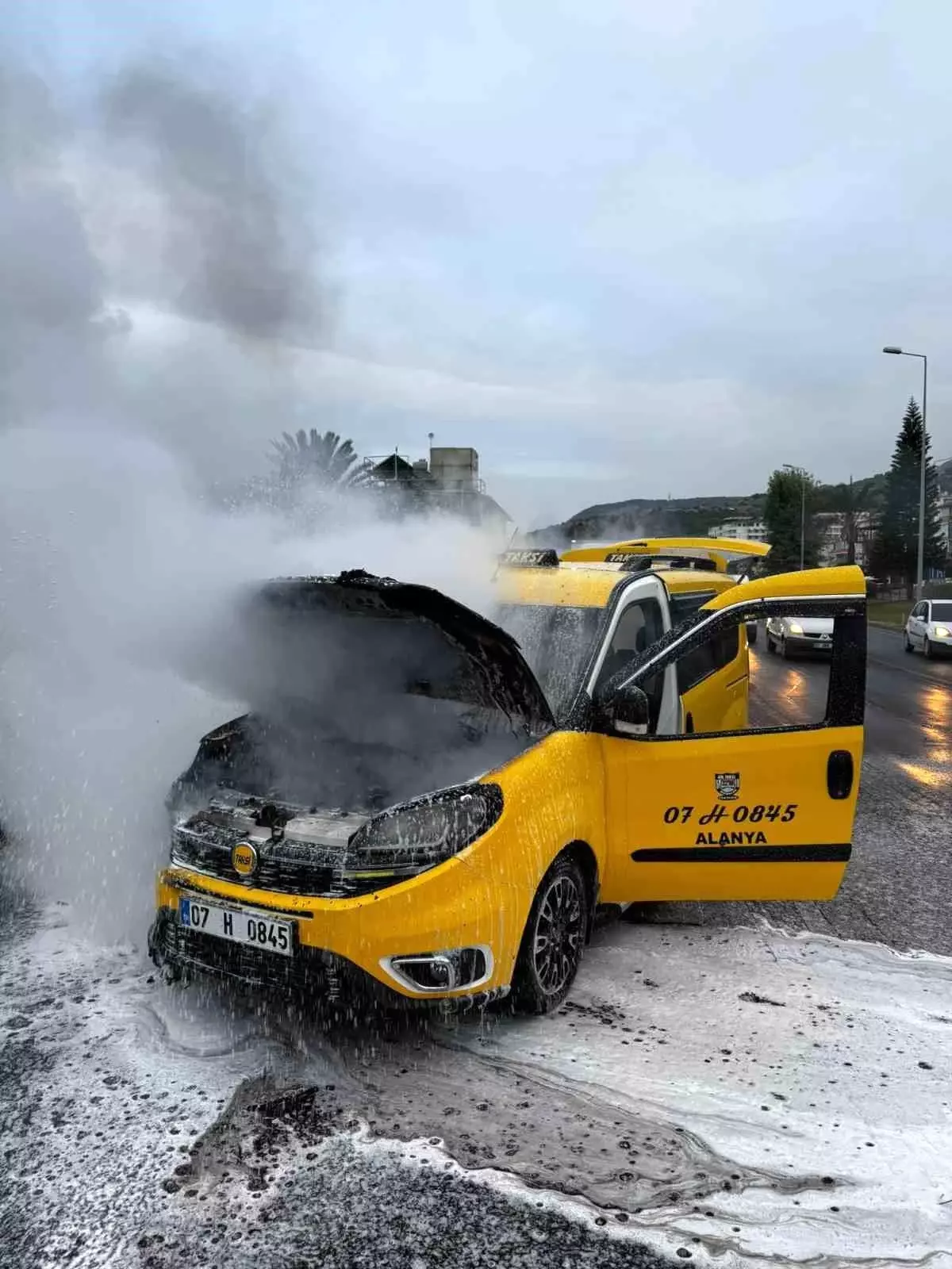 Alanya\'da Ticari Taksi Yangını